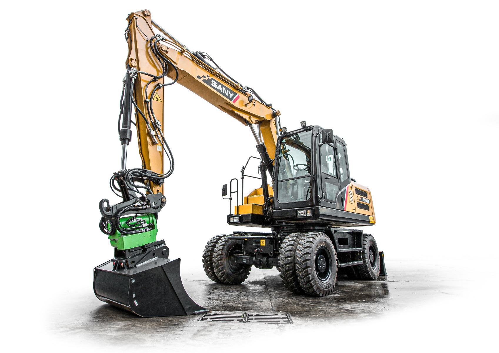 Excavator mobil SANY SY155W în acțiune